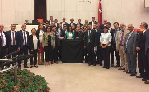 CHPâ€™li vekillerin 'iç tüzük' direnişi sürüyor
