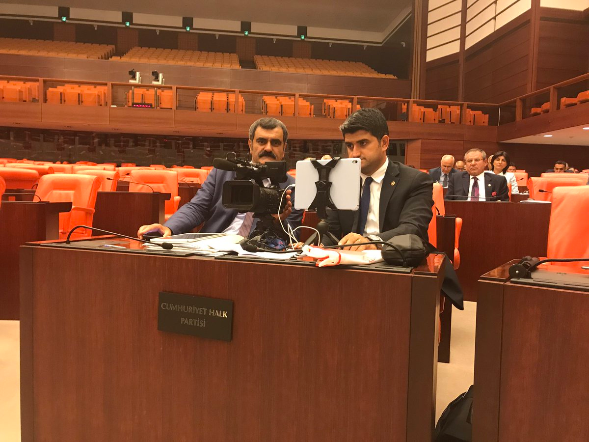 CHPâ€™li vekillerin 'iç tüzük' direnişi sürüyor