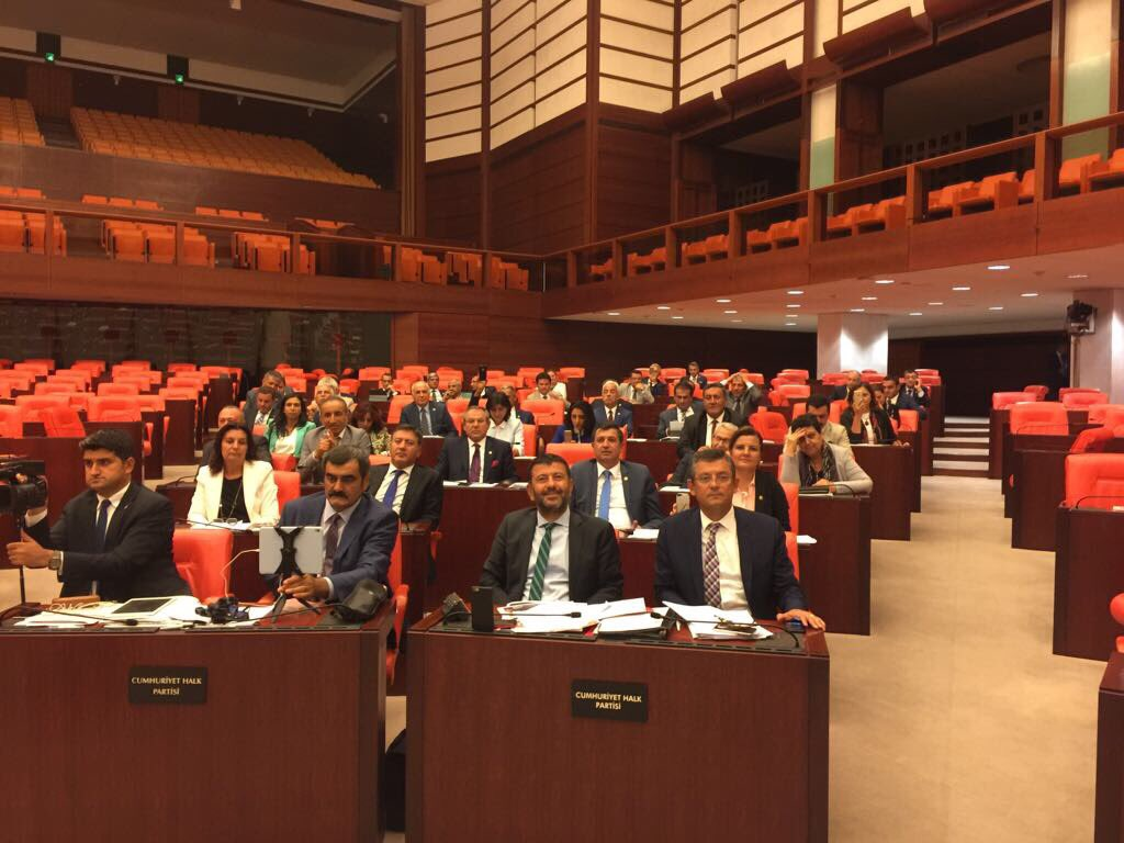 CHPâ€™li vekillerin 'iç tüzük' direnişi sürüyor