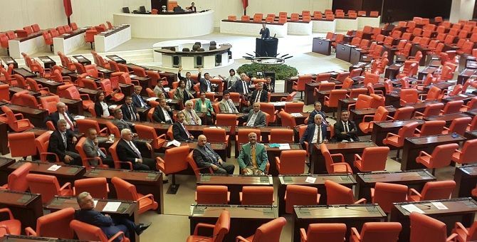 CHPâ€™li vekillerin 'iç tüzük' direnişi sürüyor