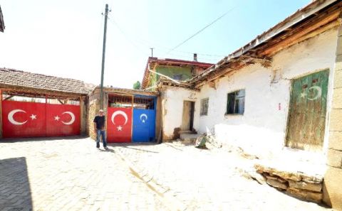 Bu Köyde Her Evin Duvar ve Kapısı Türk Bayrağı ile Boyanıyor