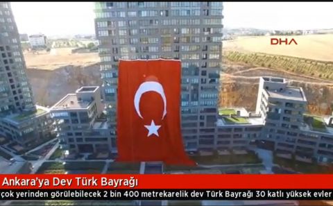 2400 metrekarelik dev Türk Bayrağı, Zafer Bayramı'nda İncek Loftâ€™ta dalgalanıyor