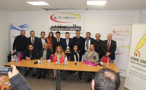 TOPAKEV ARABAŞI PROGRAMINDA MEDYA SİYASET İLİŞKİLERİ TARTIŞILDI