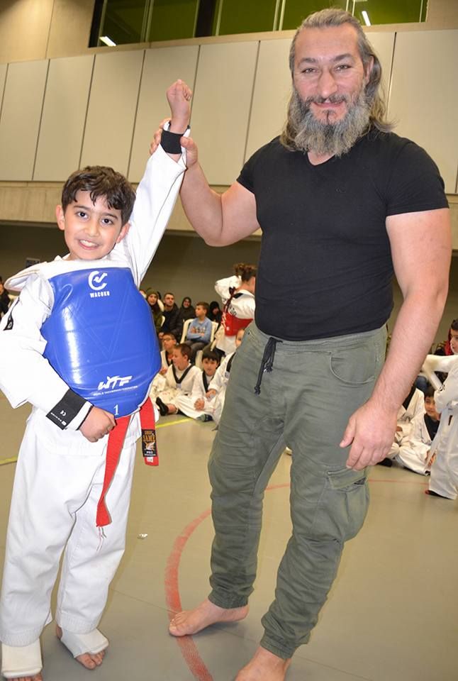 DÜNYA ŞAMPİYONU SERKAN YILMAZ BAF’DA KARATE YAPAN SPORCULARLA GÖSTERİLER YAPTI
