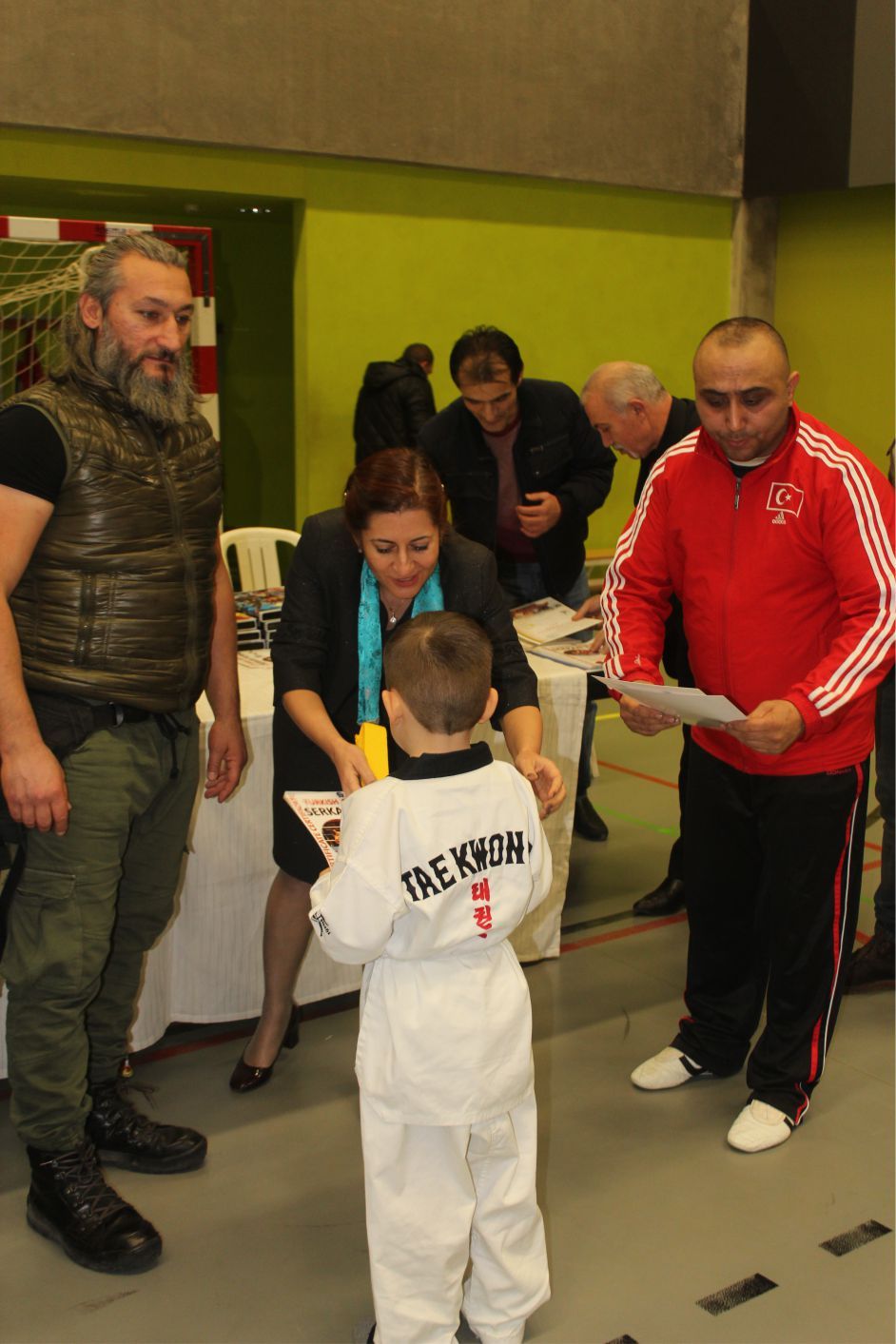 DÜNYA ŞAMPİYONU SERKAN YILMAZ BAF’DA KARATE YAPAN SPORCULARLA GÖSTERİLER YAPTI