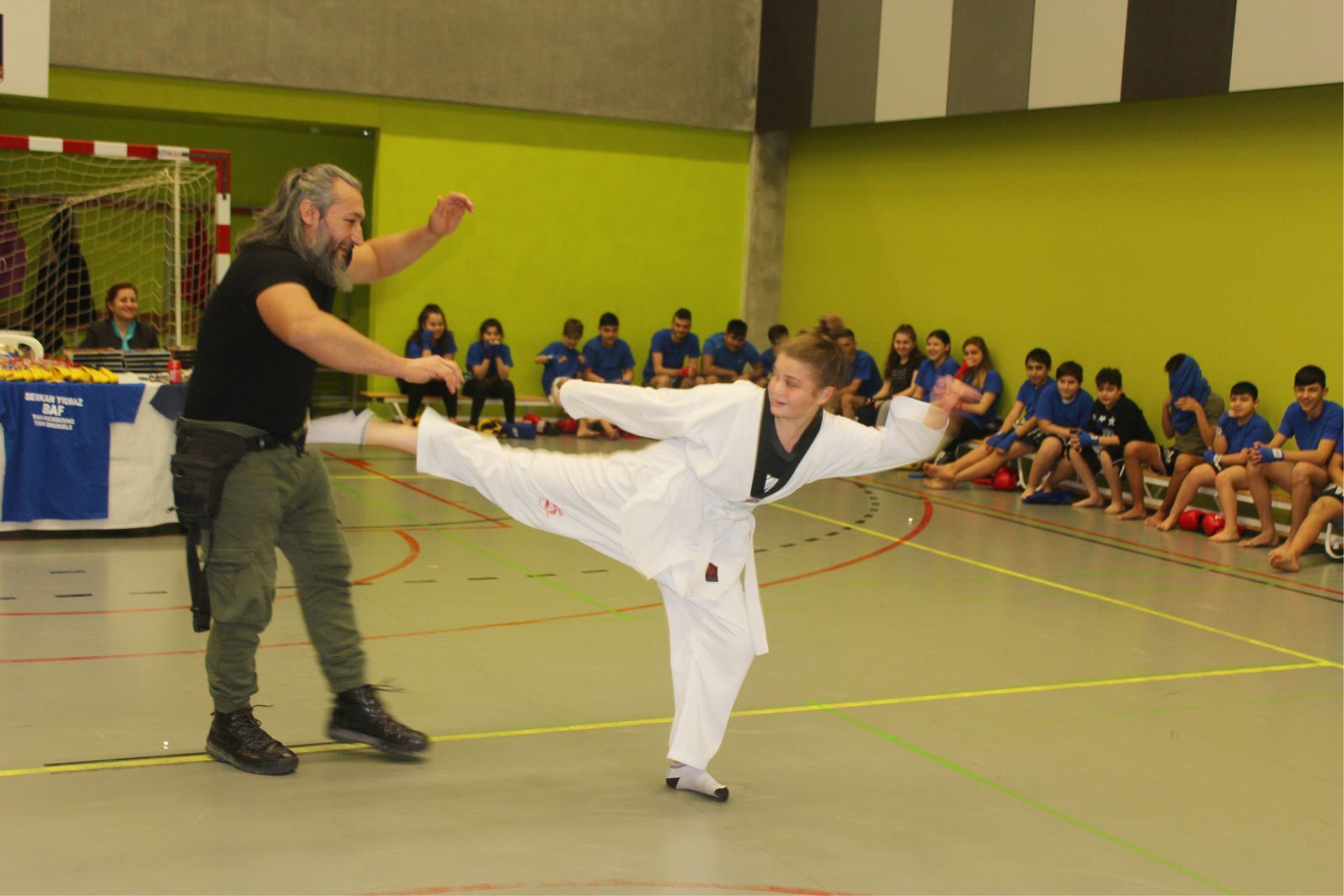DÜNYA ŞAMPİYONU SERKAN YILMAZ BAF’DA KARATE YAPAN SPORCULARLA GÖSTERİLER YAPTI