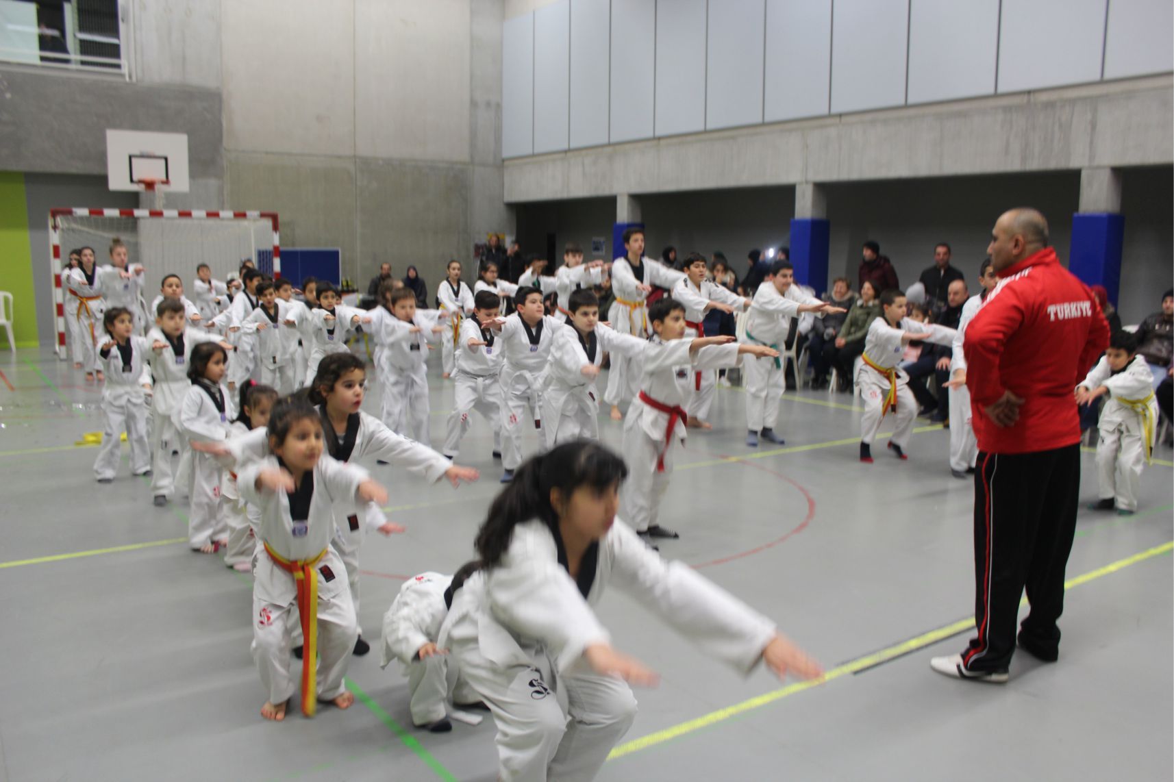 DÜNYA ŞAMPİYONU SERKAN YILMAZ BAF’DA KARATE YAPAN SPORCULARLA GÖSTERİLER YAPTI