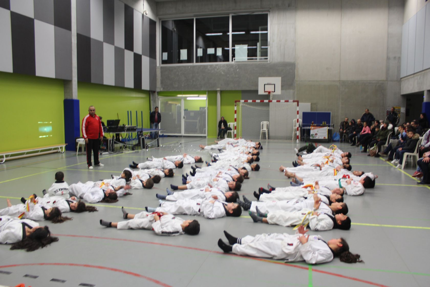 DÜNYA ŞAMPİYONU SERKAN YILMAZ BAF’DA KARATE YAPAN SPORCULARLA GÖSTERİLER YAPTI