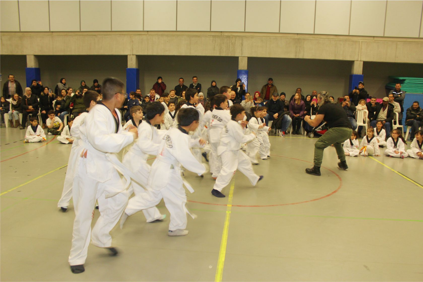 DÜNYA ŞAMPİYONU SERKAN YILMAZ BAF’DA KARATE YAPAN SPORCULARLA GÖSTERİLER YAPTI