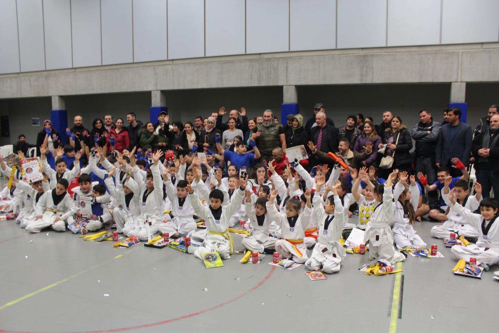 DÜNYA ŞAMPİYONU SERKAN YILMAZ BAF’DA KARATE YAPAN SPORCULARLA GÖSTERİLER YAPTI