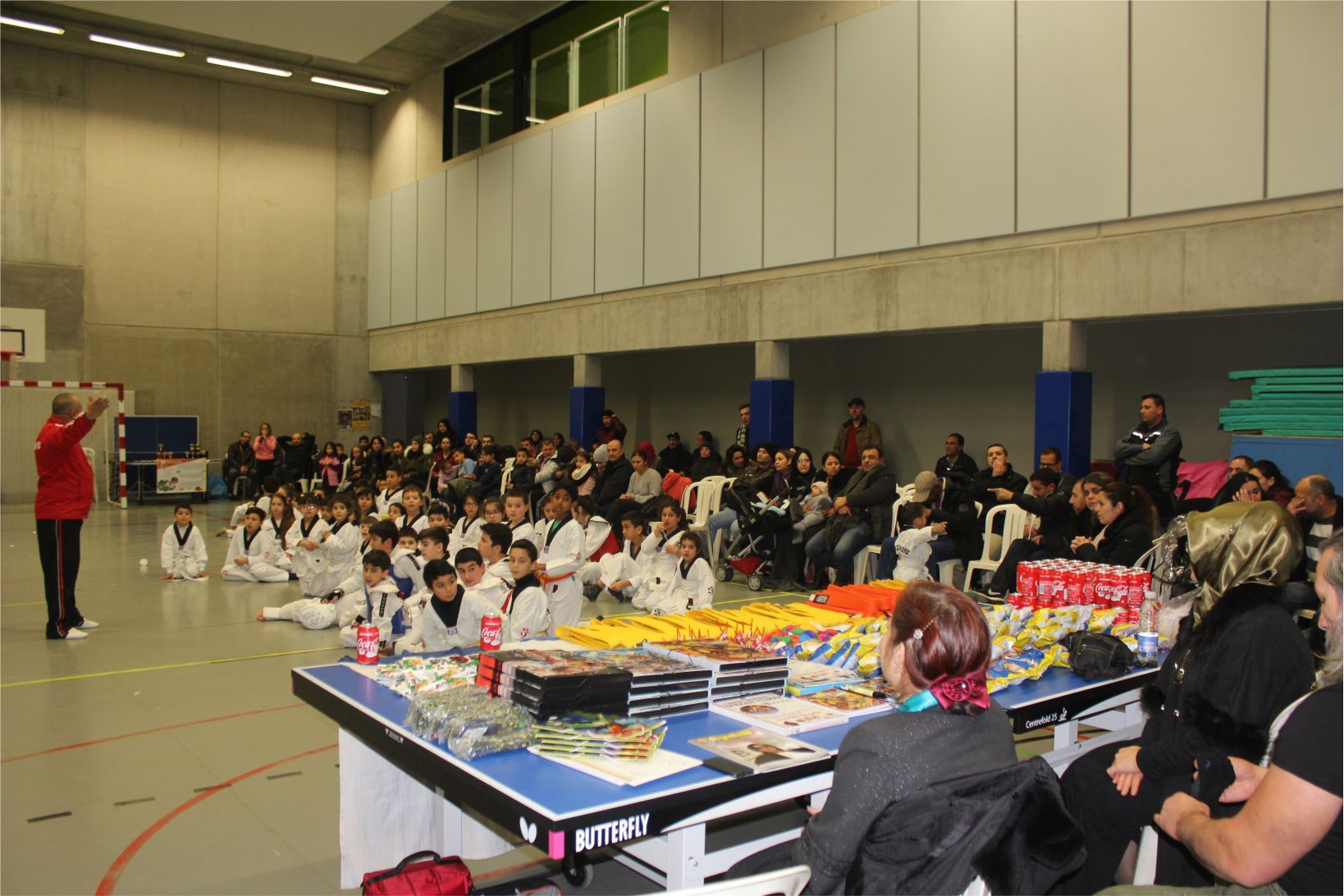 DÜNYA ŞAMPİYONU SERKAN YILMAZ BAF’DA KARATE YAPAN SPORCULARLA GÖSTERİLER YAPTI