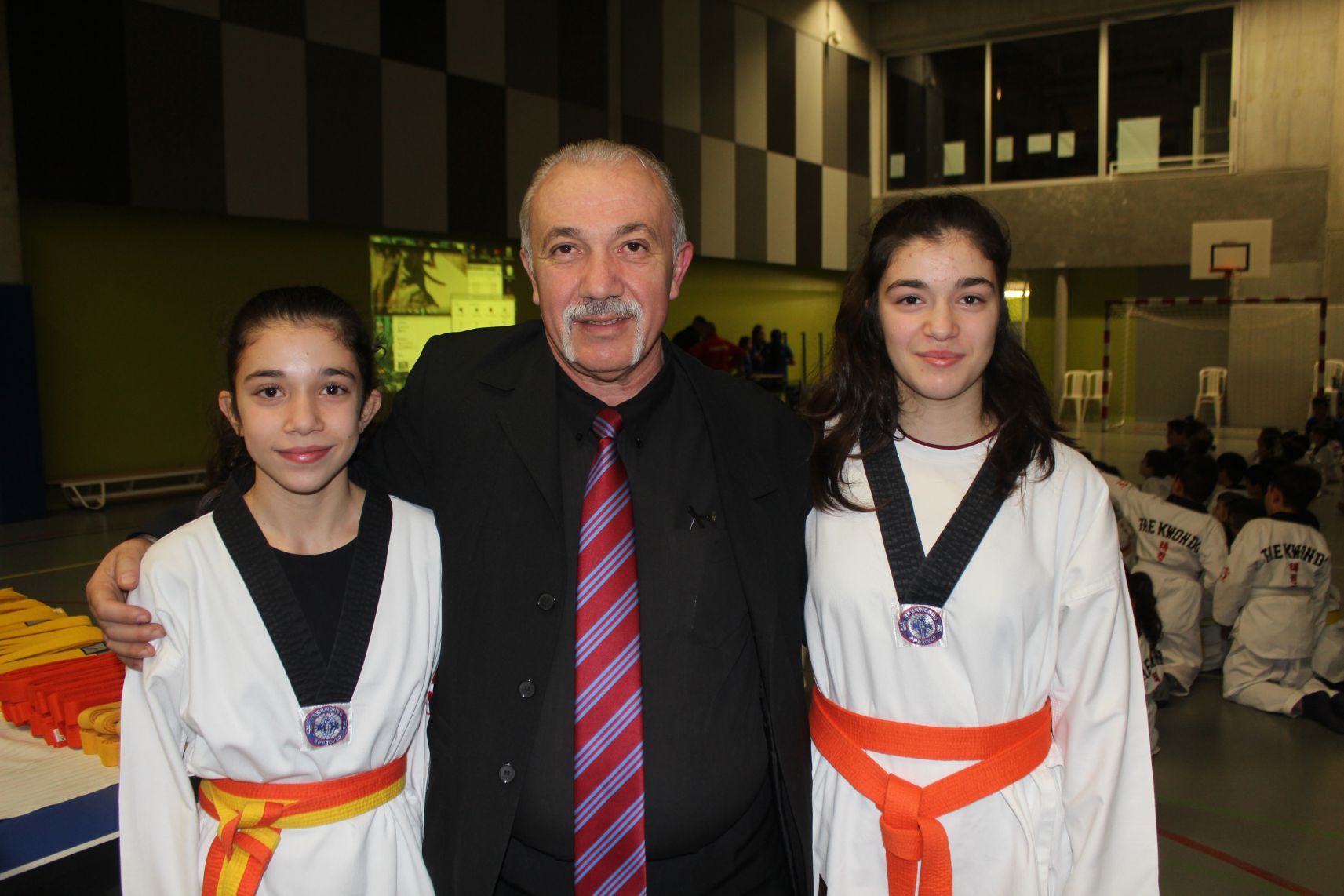 DÜNYA ŞAMPİYONU SERKAN YILMAZ BAF’DA KARATE YAPAN SPORCULARLA GÖSTERİLER YAPTI