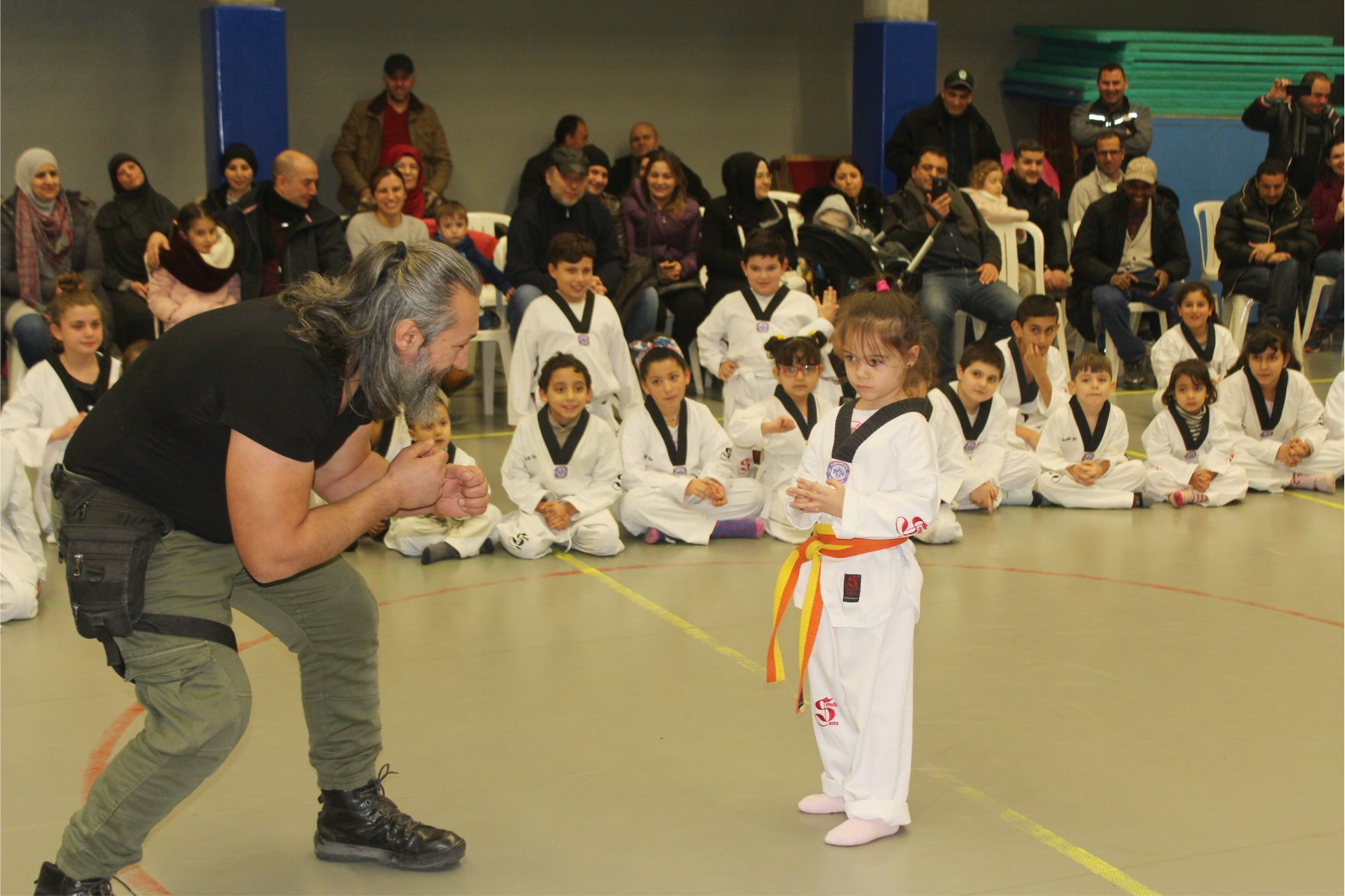 DÜNYA ŞAMPİYONU SERKAN YILMAZ BAF’DA KARATE YAPAN SPORCULARLA GÖSTERİLER YAPTI