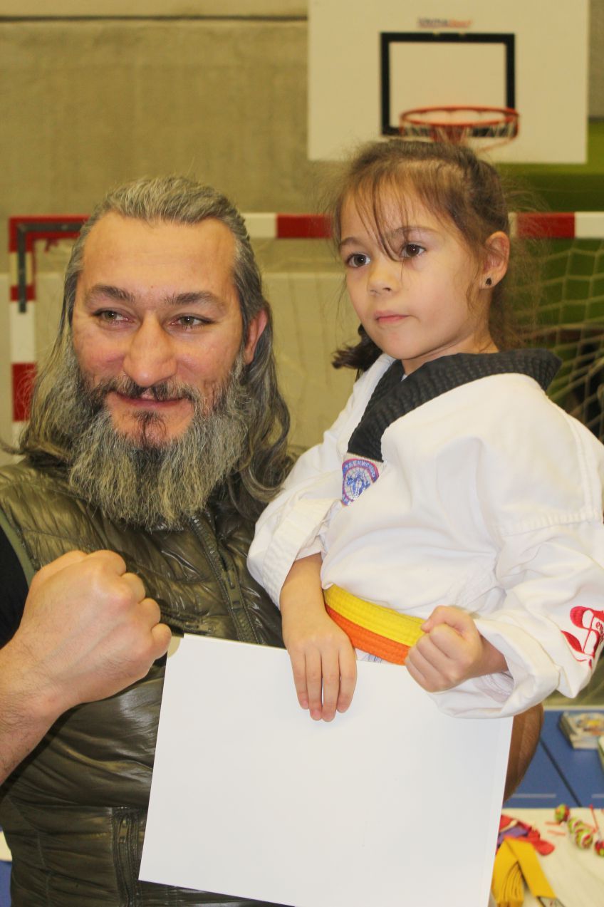 DÜNYA ŞAMPİYONU SERKAN YILMAZ BAF’DA KARATE YAPAN SPORCULARLA GÖSTERİLER YAPTI