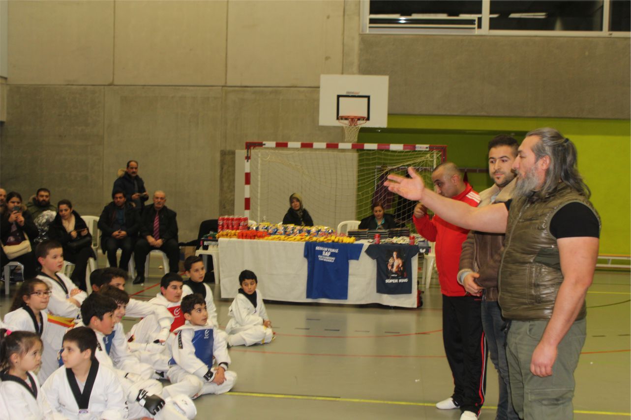 DÜNYA ŞAMPİYONU SERKAN YILMAZ BAF’DA KARATE YAPAN SPORCULARLA GÖSTERİLER YAPTI