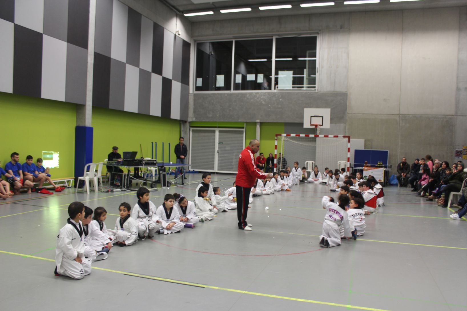 DÜNYA ŞAMPİYONU SERKAN YILMAZ BAF’DA KARATE YAPAN SPORCULARLA GÖSTERİLER YAPTI