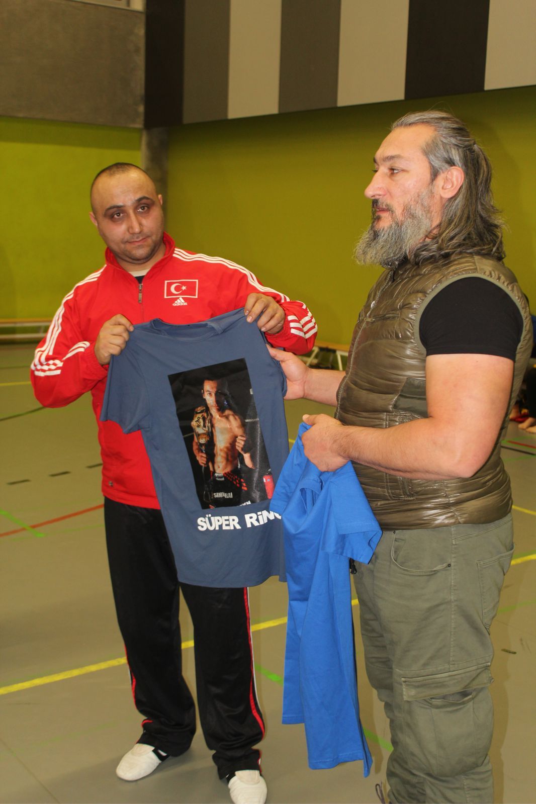 DÜNYA ŞAMPİYONU SERKAN YILMAZ BAF’DA KARATE YAPAN SPORCULARLA GÖSTERİLER YAPTI