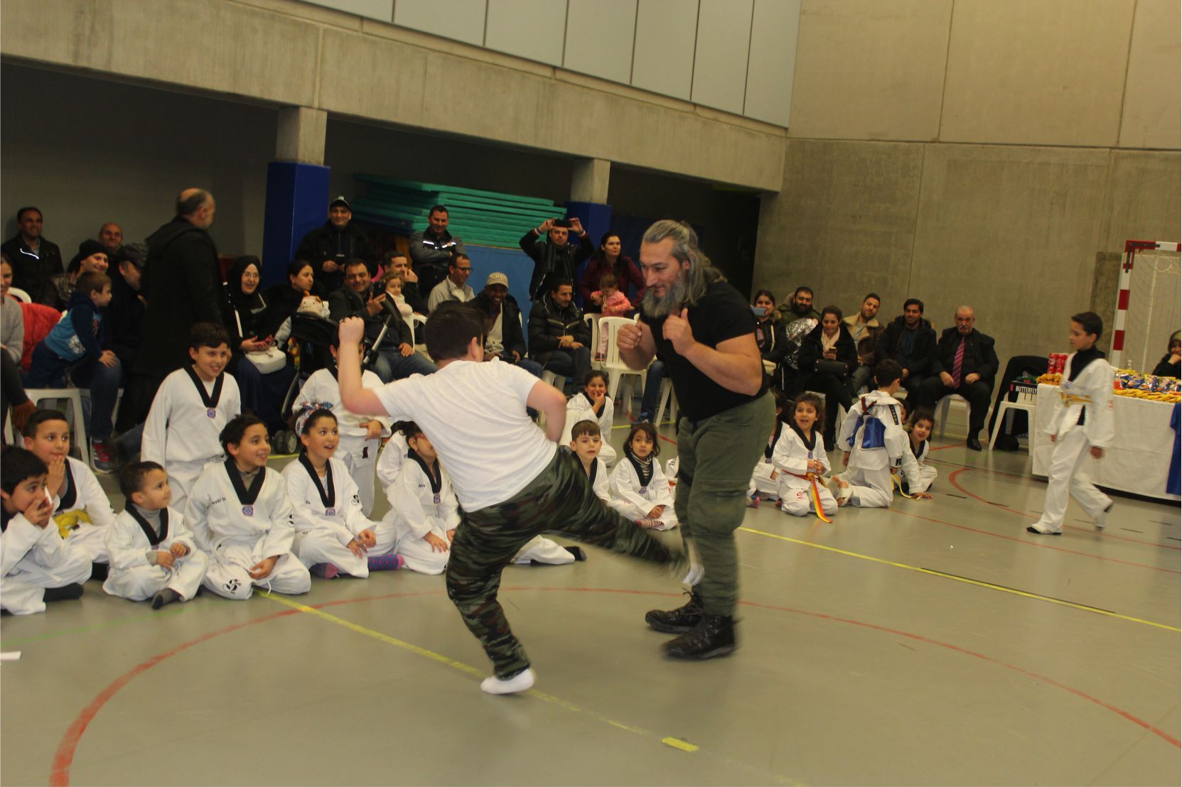 DÜNYA ŞAMPİYONU SERKAN YILMAZ BAF’DA KARATE YAPAN SPORCULARLA GÖSTERİLER YAPTI