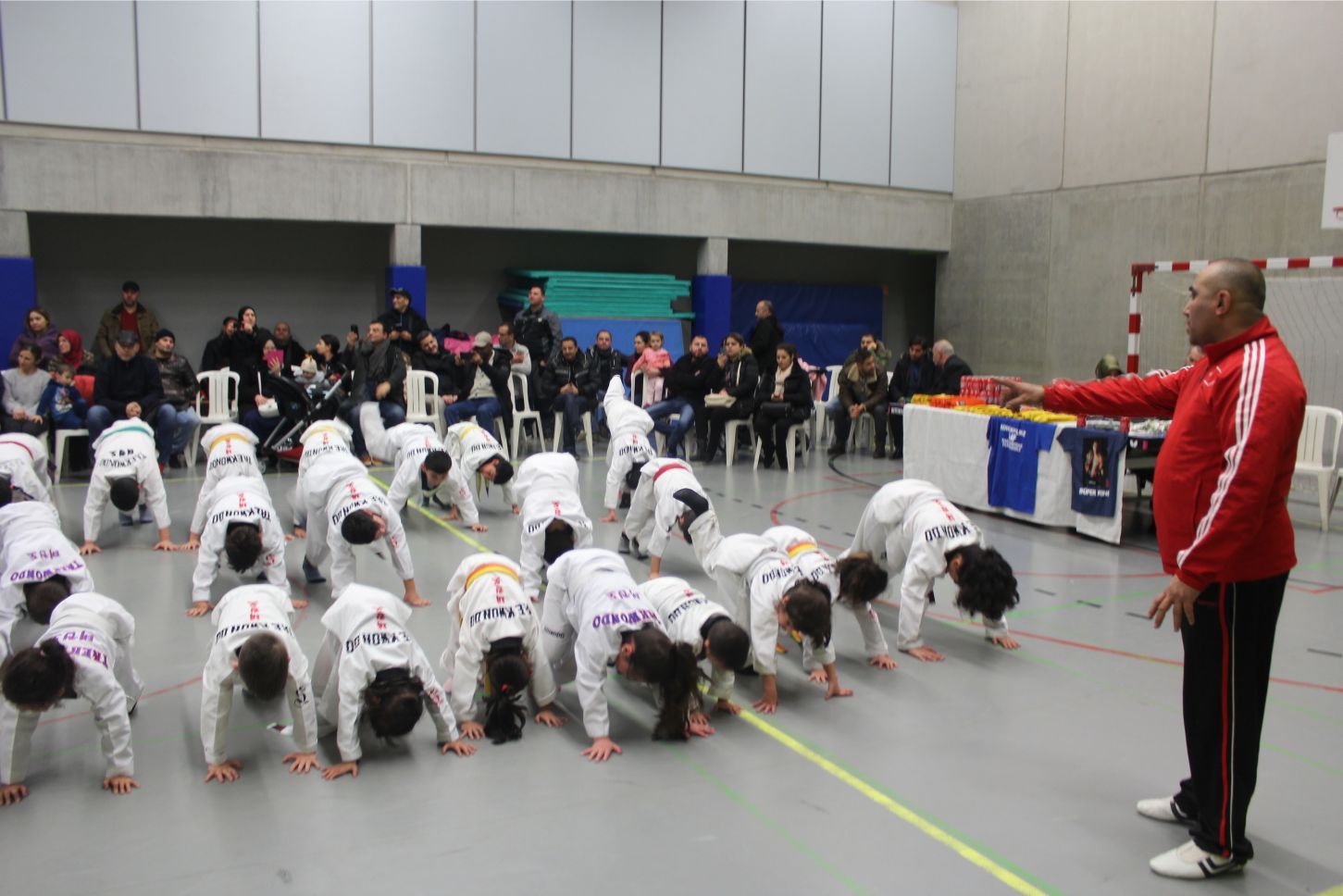DÜNYA ŞAMPİYONU SERKAN YILMAZ BAF’DA KARATE YAPAN SPORCULARLA GÖSTERİLER YAPTI