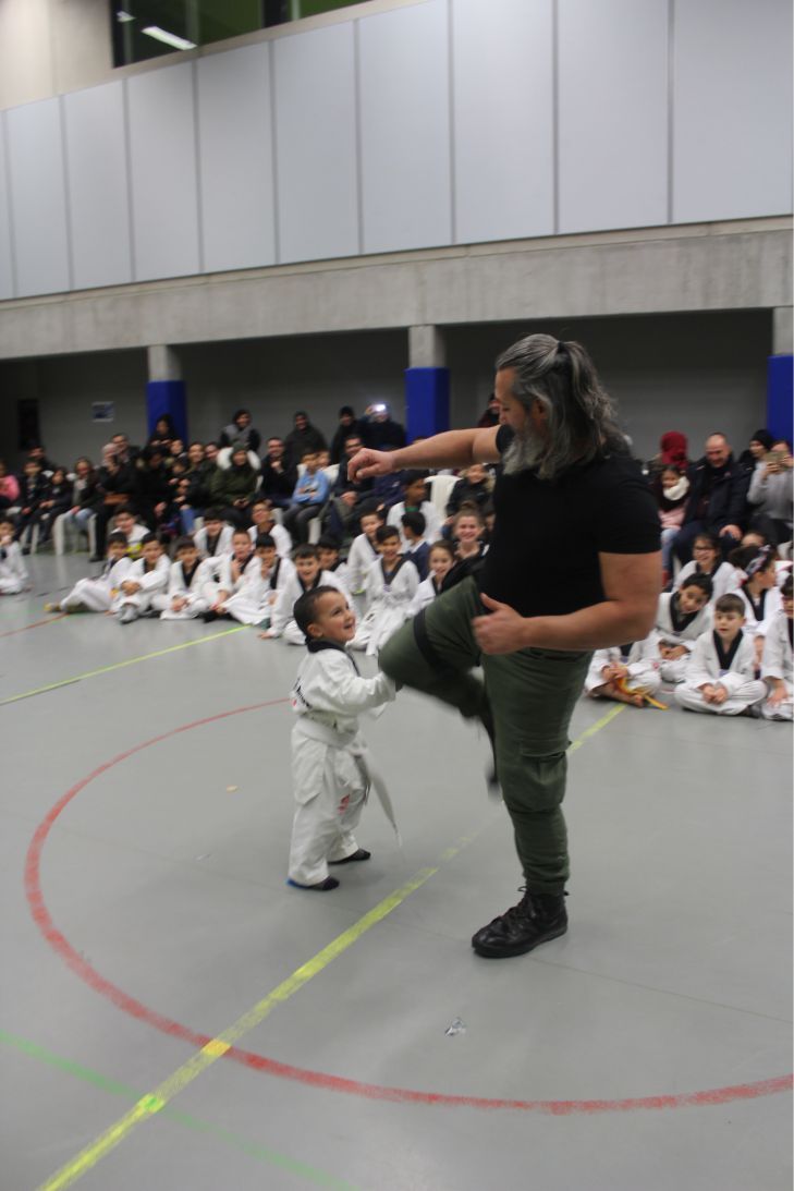 DÜNYA ŞAMPİYONU SERKAN YILMAZ BAF’DA KARATE YAPAN SPORCULARLA GÖSTERİLER YAPTI