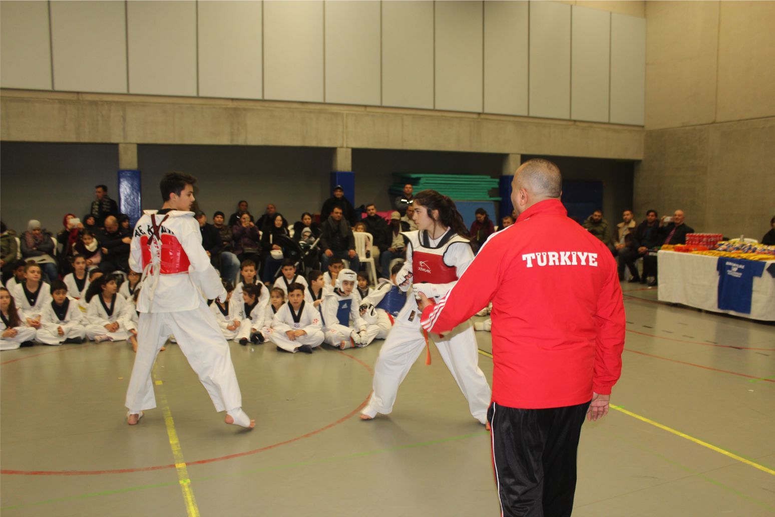 DÜNYA ŞAMPİYONU SERKAN YILMAZ BAF’DA KARATE YAPAN SPORCULARLA GÖSTERİLER YAPTI