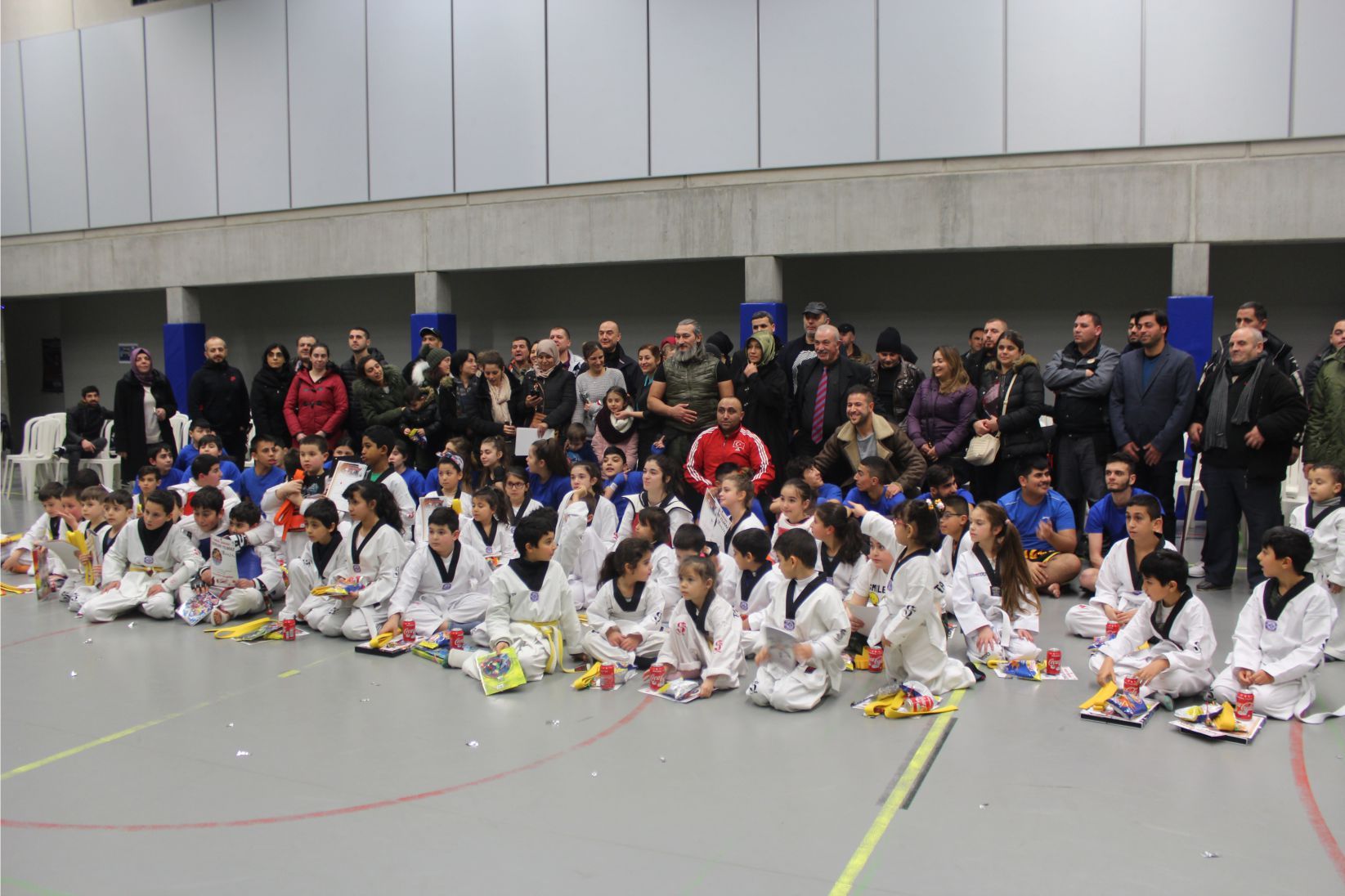 DÜNYA ŞAMPİYONU SERKAN YILMAZ BAF’DA KARATE YAPAN SPORCULARLA GÖSTERİLER YAPTI