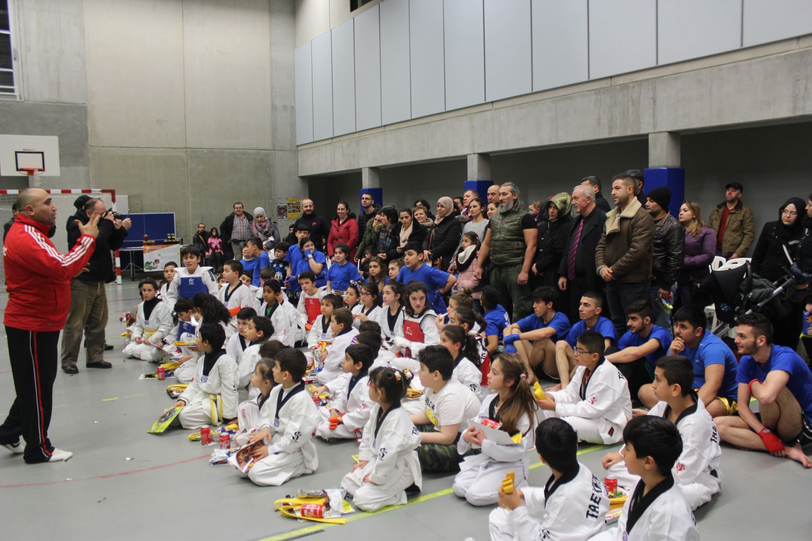 DÜNYA ŞAMPİYONU SERKAN YILMAZ BAF’DA KARATE YAPAN SPORCULARLA GÖSTERİLER YAPTI