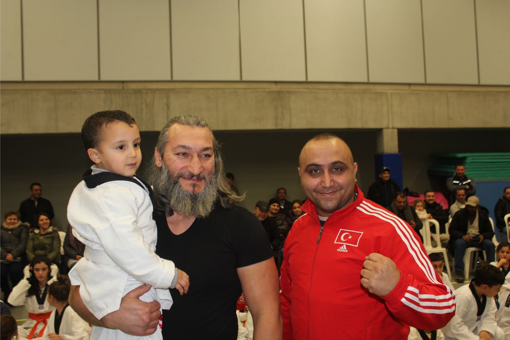 DÜNYA ŞAMPİYONU SERKAN YILMAZ BAF’DA KARATE YAPAN SPORCULARLA GÖSTERİLER YAPTI