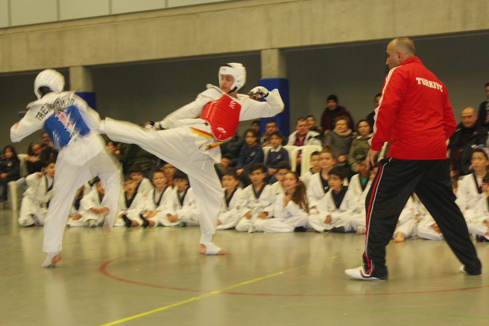 DÜNYA ŞAMPİYONU SERKAN YILMAZ BAF’DA KARATE YAPAN SPORCULARLA GÖSTERİLER YAPTI