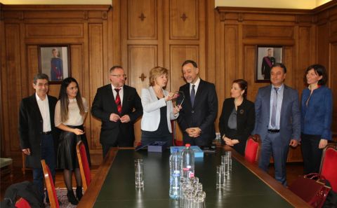 BÜYÜKELÇİ GÜMRÜKÇÜ, MOLENBEEK BELEDİYE BAŞKANI FRANÇOISE SCHEPMANSâ€™A TANIŞMA ZİYARETİNDE BULUNDU