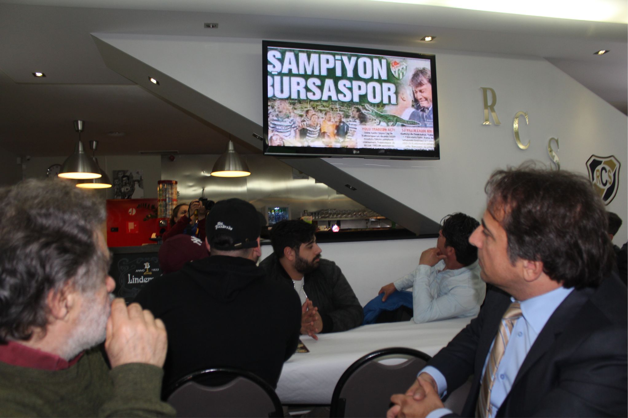 BRÜKSEL’DE DÜZENLENEN «FUTBOLA BAKIŞ AÇIMIZ» ADLI PANELDE ÖNEMLİ MESAJLAR VERİLDİ