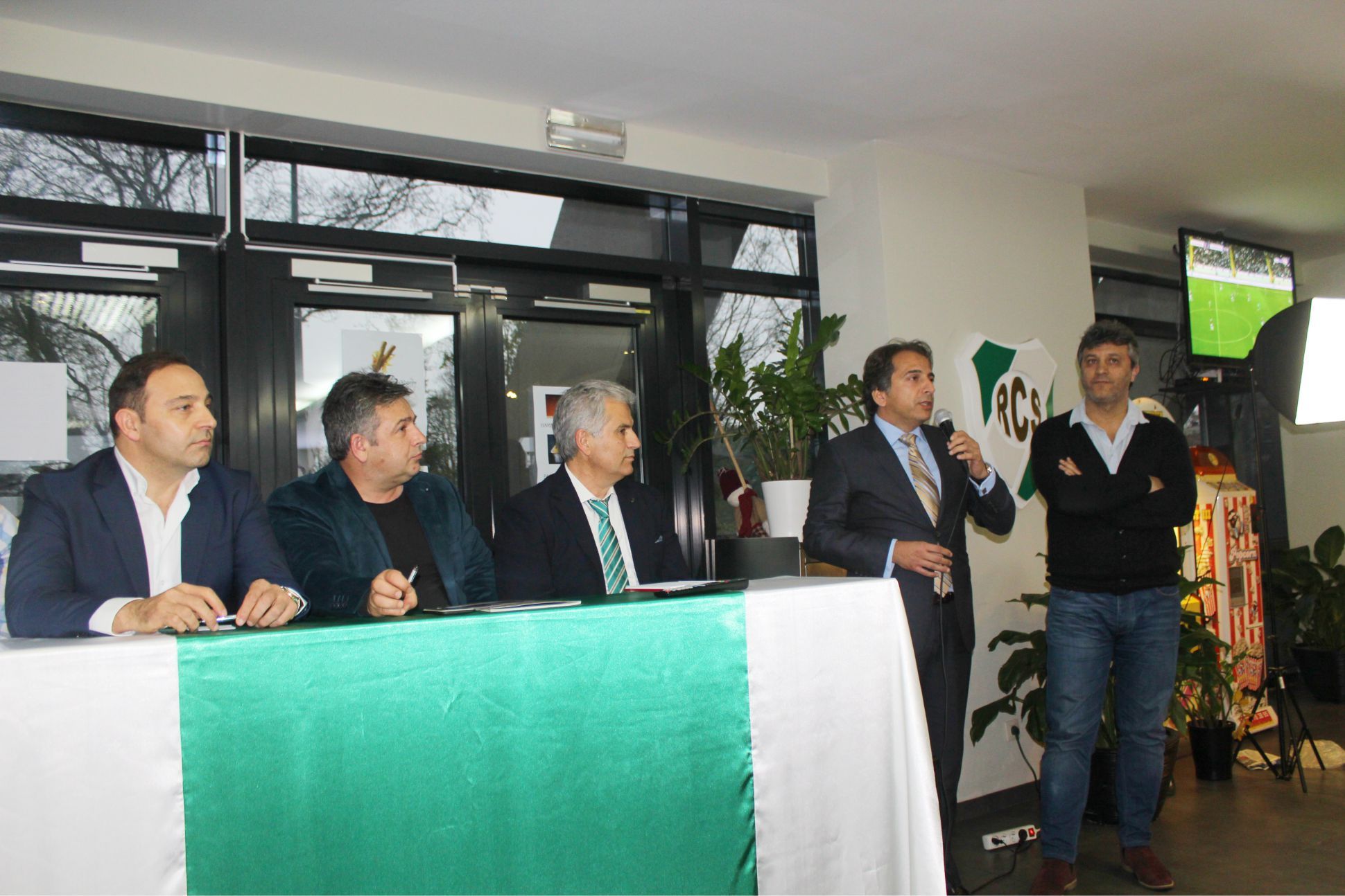 BRÜKSEL’DE DÜZENLENEN «FUTBOLA BAKIŞ AÇIMIZ» ADLI PANELDE ÖNEMLİ MESAJLAR VERİLDİ