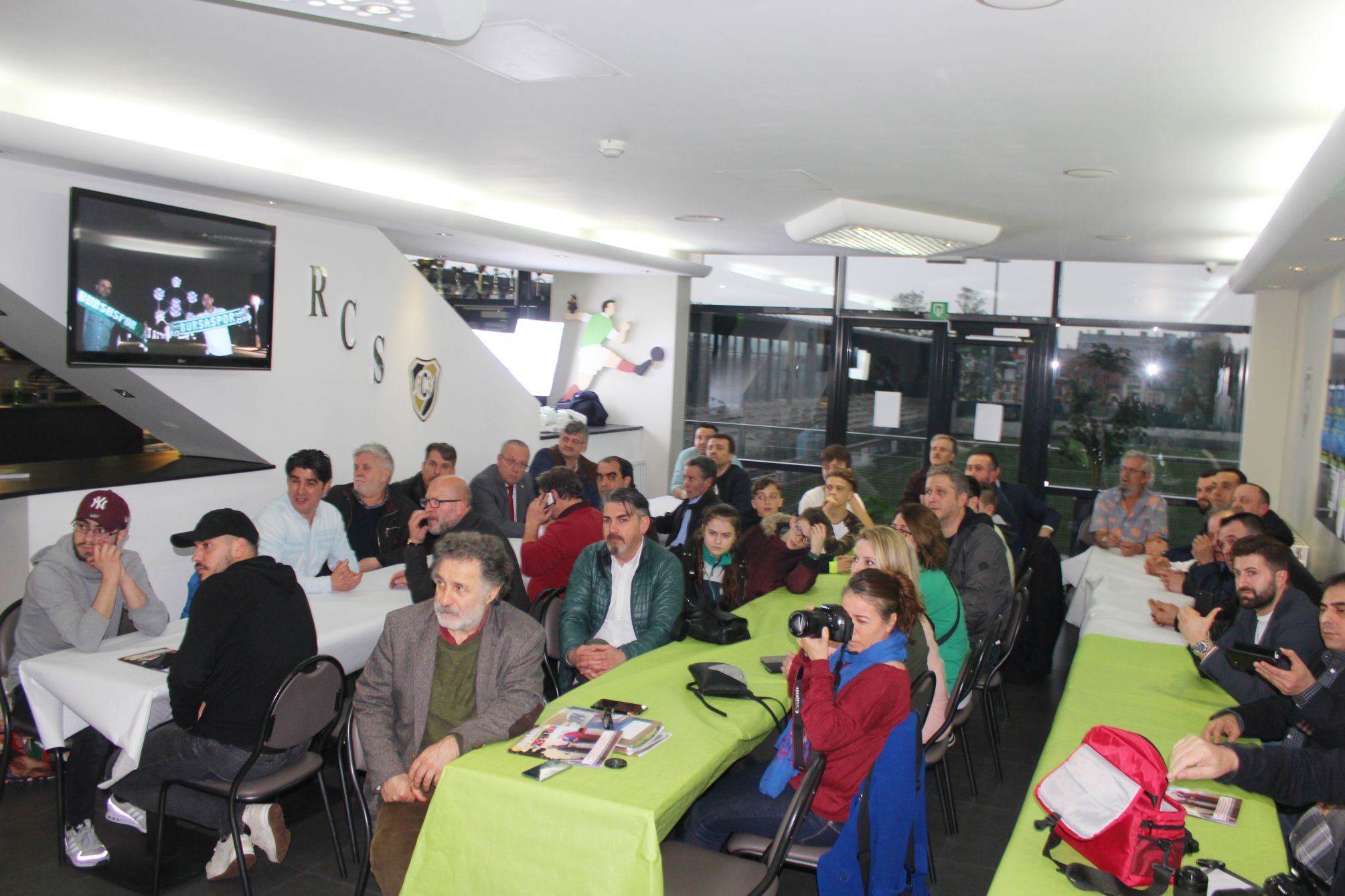BRÜKSEL’DE DÜZENLENEN «FUTBOLA BAKIŞ AÇIMIZ» ADLI PANELDE ÖNEMLİ MESAJLAR VERİLDİ