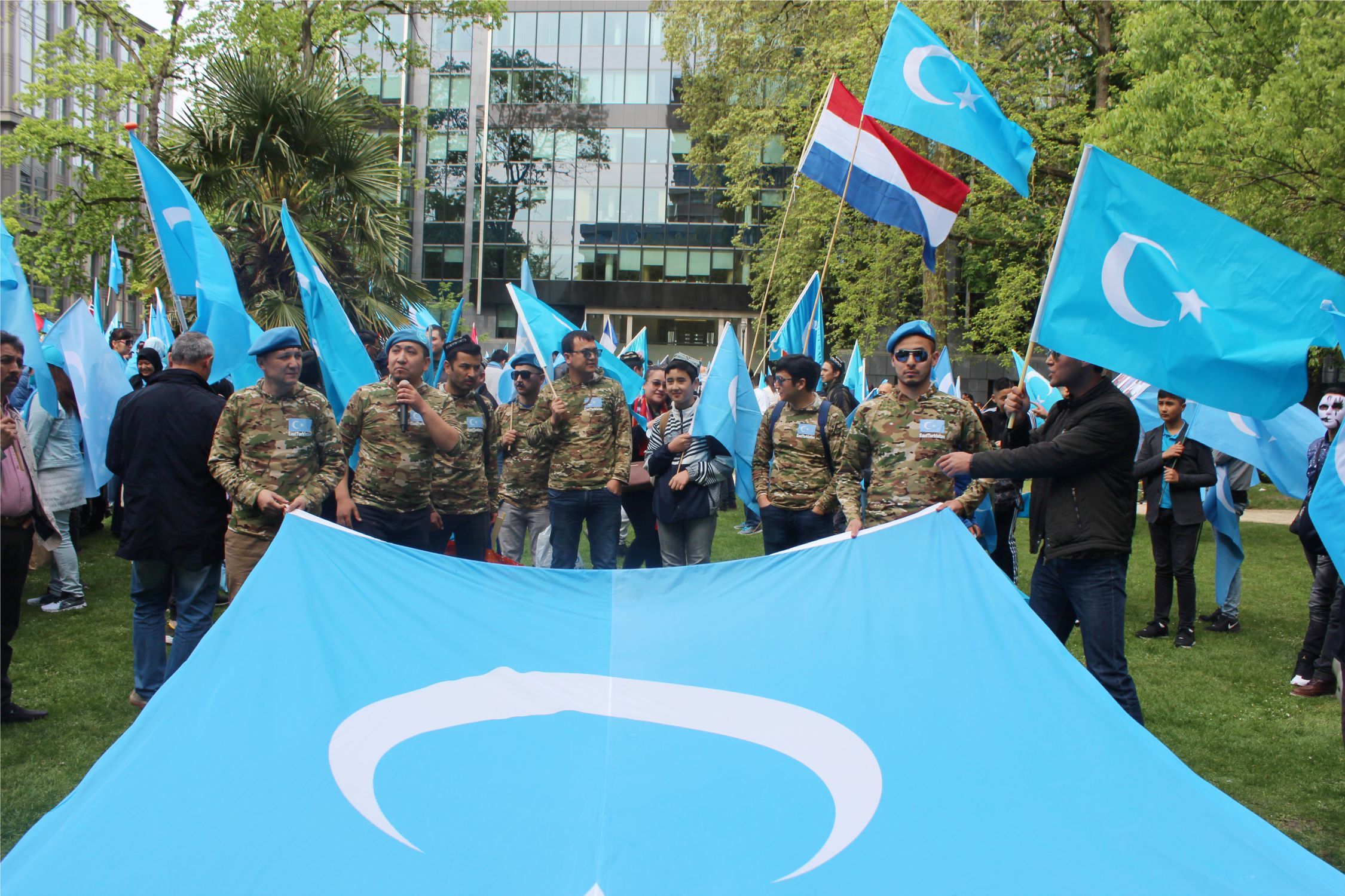 Uygurlara yönelik baskılar Brüksel'de protesto edildi