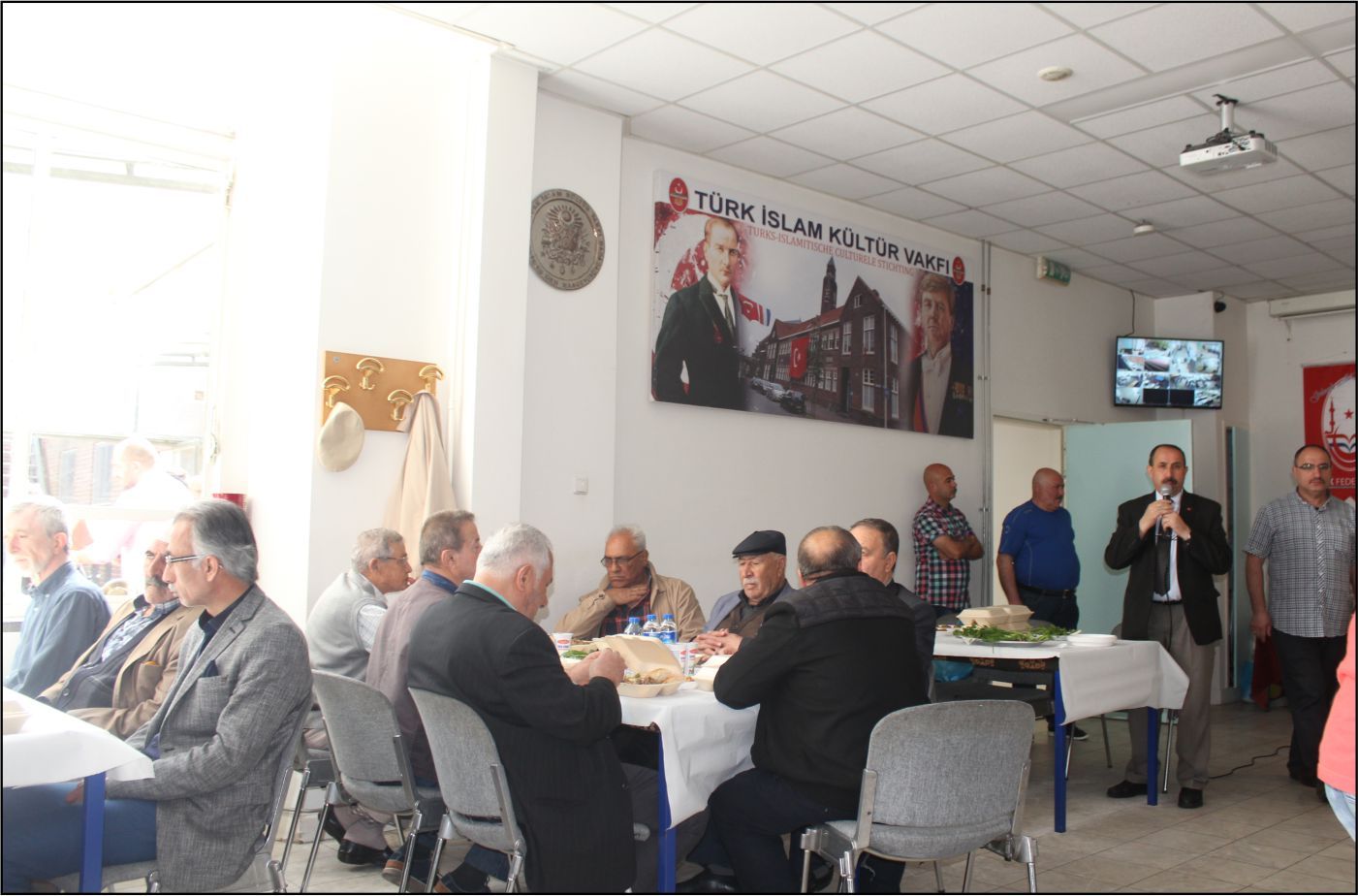 AİLESİ VE DOSTLARI DENHAAG’DA HACI SAMET GÜNDOĞDU’NUN KIRK YEMEĞİNDE BULUŞTU