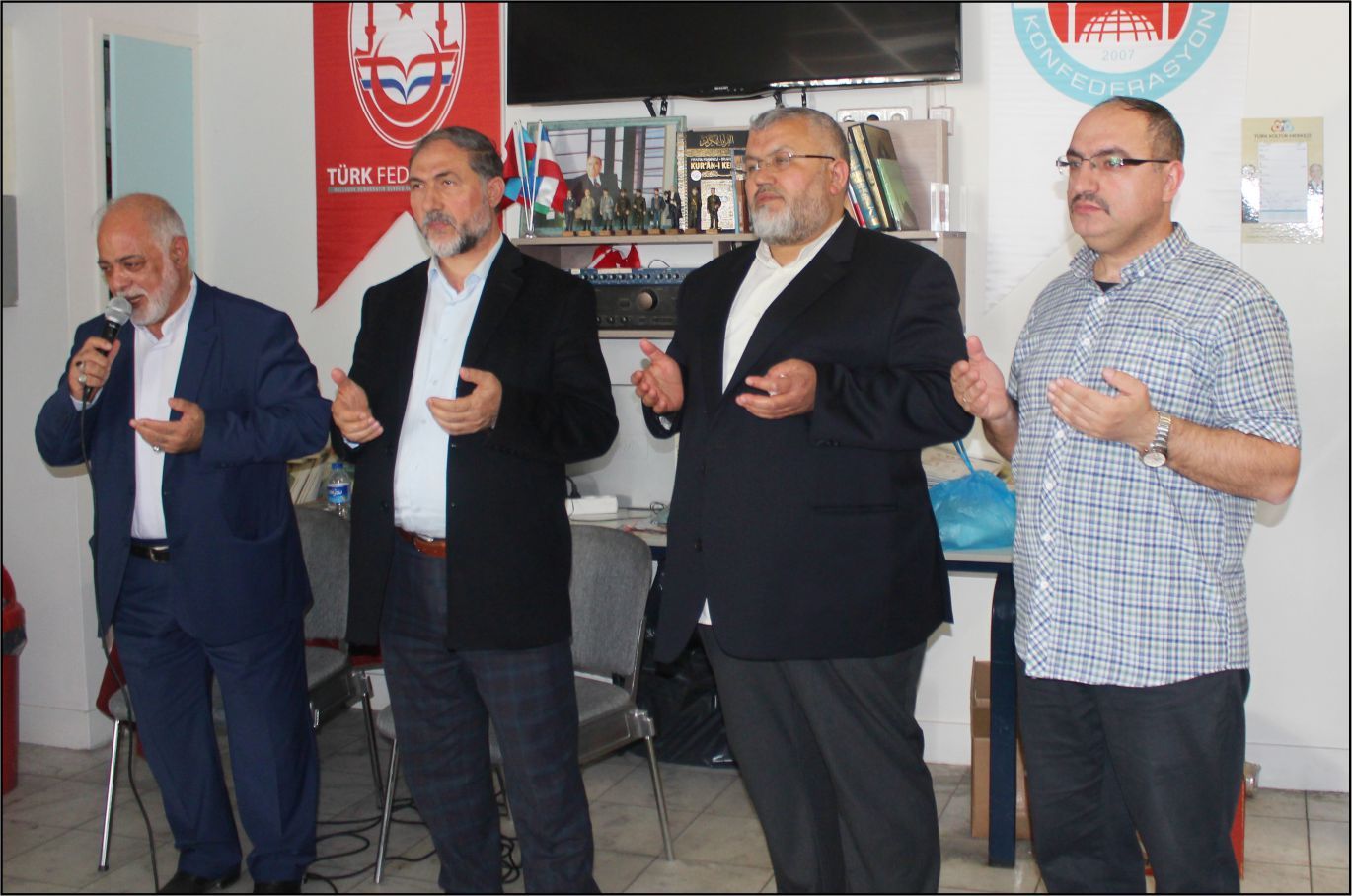 AİLESİ VE DOSTLARI DENHAAG’DA HACI SAMET GÜNDOĞDU’NUN KIRK YEMEĞİNDE BULUŞTU