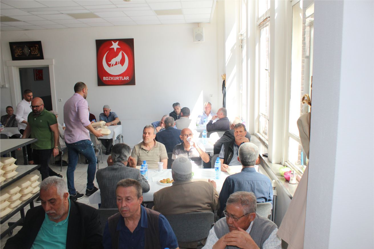 AİLESİ VE DOSTLARI DENHAAG’DA HACI SAMET GÜNDOĞDU’NUN KIRK YEMEĞİNDE BULUŞTU
