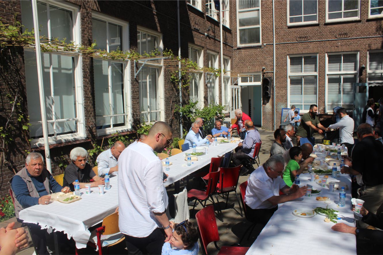 AİLESİ VE DOSTLARI DENHAAG’DA HACI SAMET GÜNDOĞDU’NUN KIRK YEMEĞİNDE BULUŞTU