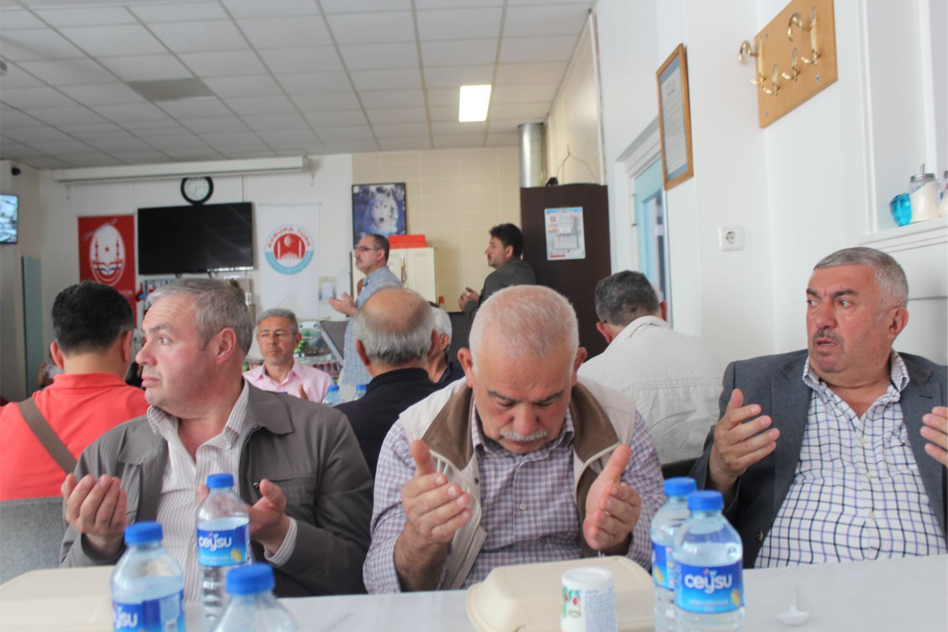 AİLESİ VE DOSTLARI DENHAAG’DA HACI SAMET GÜNDOĞDU’NUN KIRK YEMEĞİNDE BULUŞTU