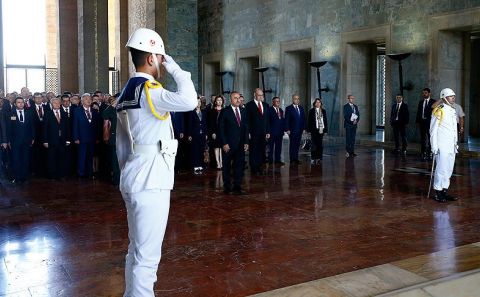 Çavuşoğlu büyükelçilerle Anıtkabir'i ziyaret etti