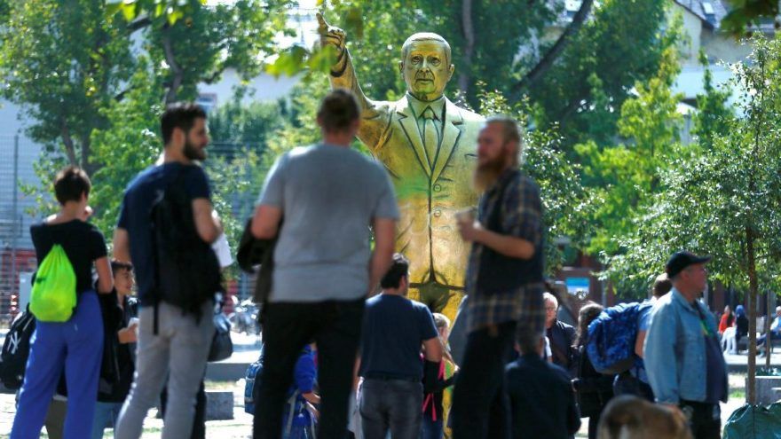 Almanya’da kriz büyüdü, Erdoğan heykeli kalktı.