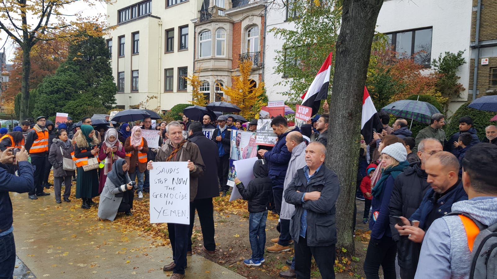 YEMEN’DE ÇOCUKLARI KATLEDEN ELİ KANLI SUUDİ ARABİSTAN, BRÜKSEL’DE PROTESTO EDİLDİ