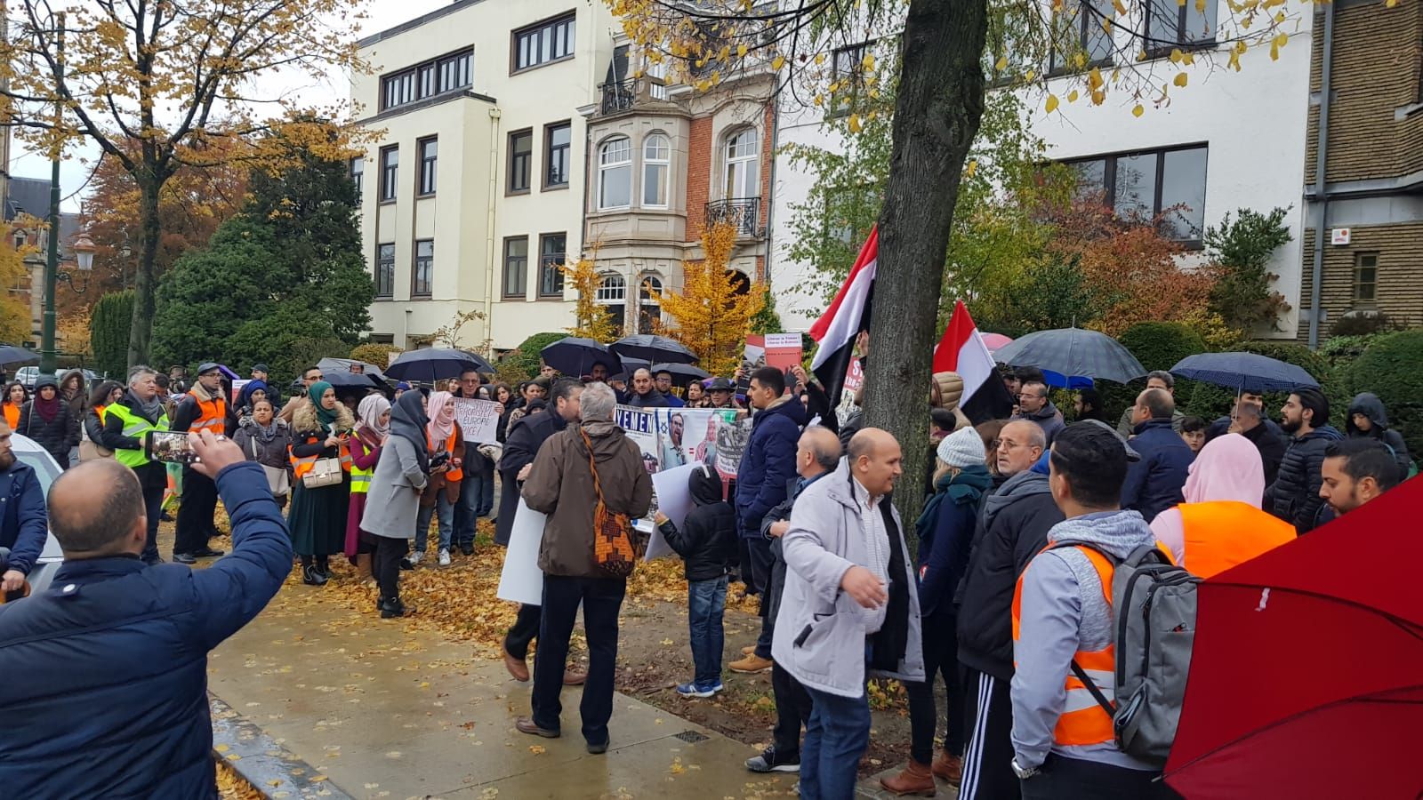 YEMEN’DE ÇOCUKLARI KATLEDEN ELİ KANLI SUUDİ ARABİSTAN, BRÜKSEL’DE PROTESTO EDİLDİ