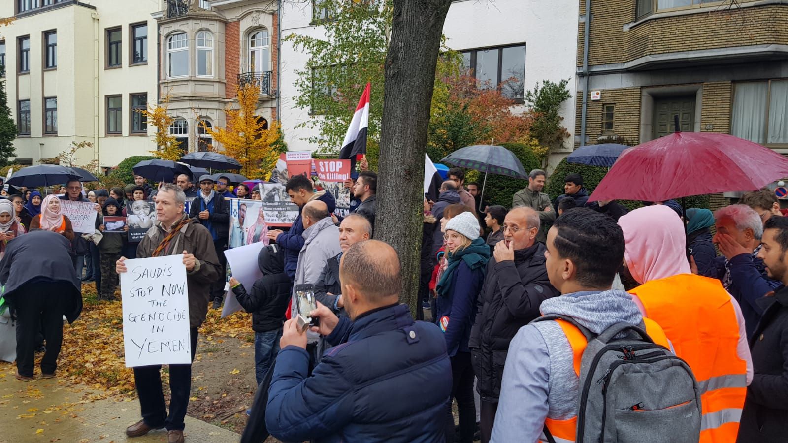 YEMEN’DE ÇOCUKLARI KATLEDEN ELİ KANLI SUUDİ ARABİSTAN, BRÜKSEL’DE PROTESTO EDİLDİ