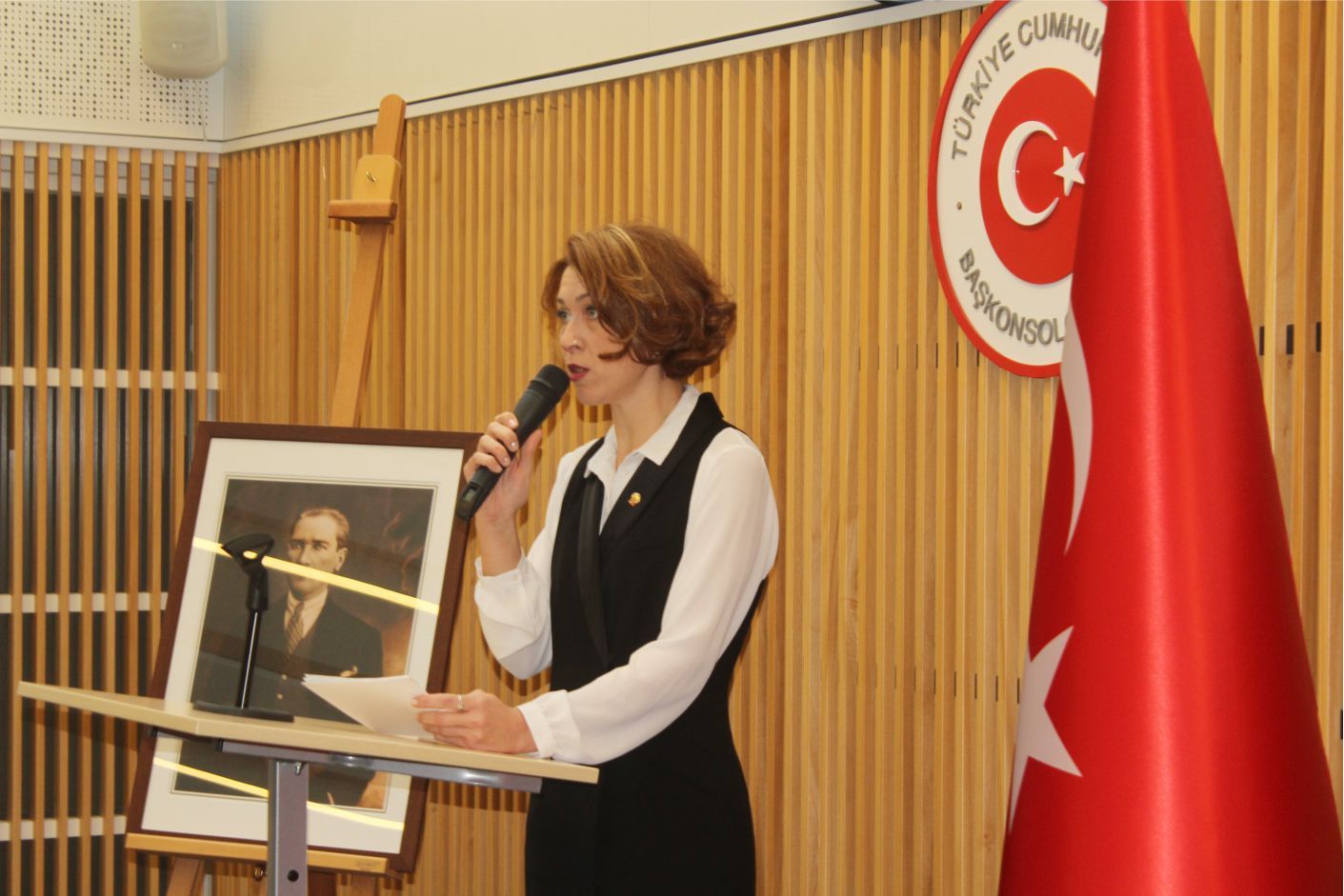 BÜYÜKELÇİ GÜMRÜKÇÜ: “ATATÜRK, AYDINLIK BİR IŞIKTIR ÇOCUKLARIMIZA ONU ANLATMALI VE TANITMALIYIZâ€