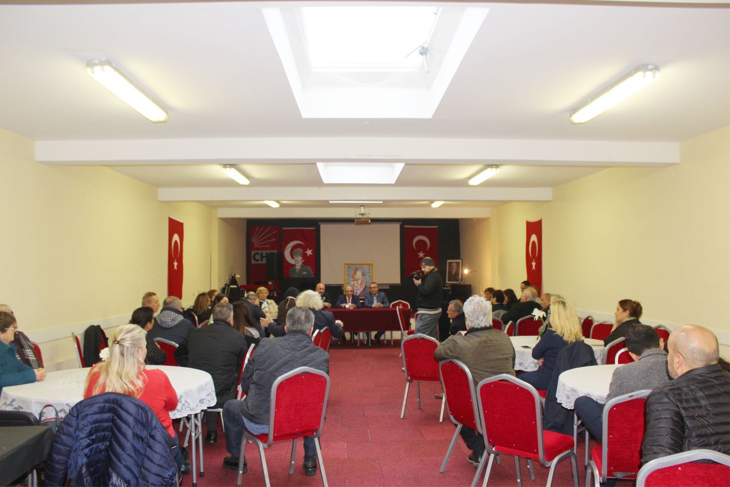 ATATÜRK CHP BELÇİKA BİRLİĞİNDE ANILDI GAZETECİ FİKRET BİLA, SEMPOZYUMA KATILDI
