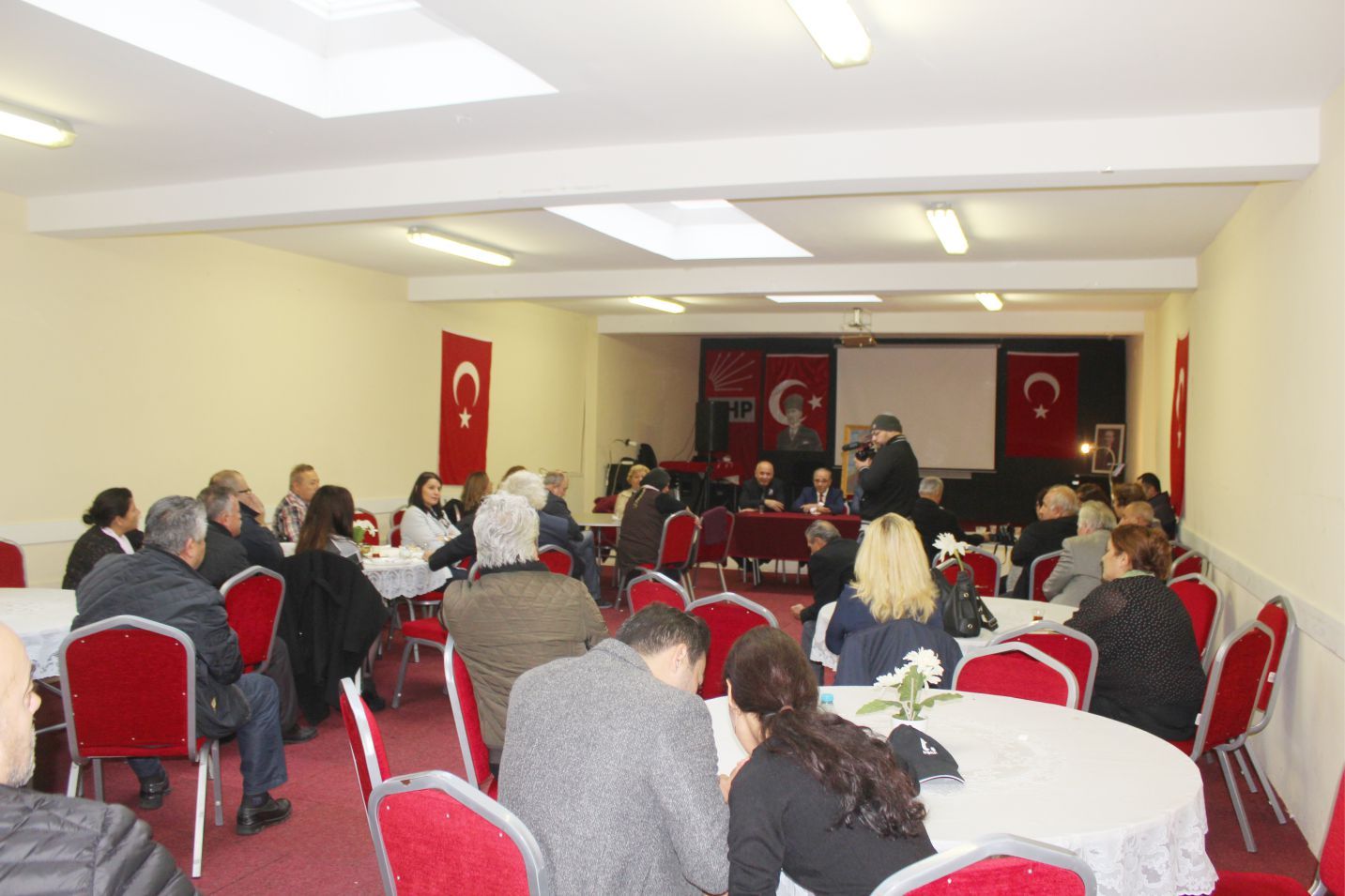 ATATÜRK CHP BELÇİKA BİRLİĞİNDE ANILDI GAZETECİ FİKRET BİLA, SEMPOZYUMA KATILDI