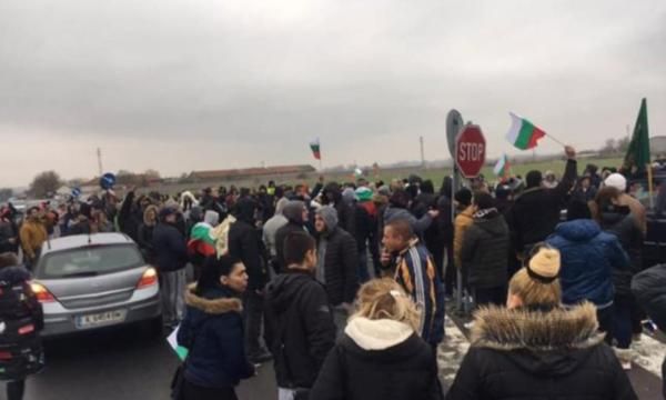 Bulgaristanâ€™da protestocular Türkiye sınırına giden yolları kapattı