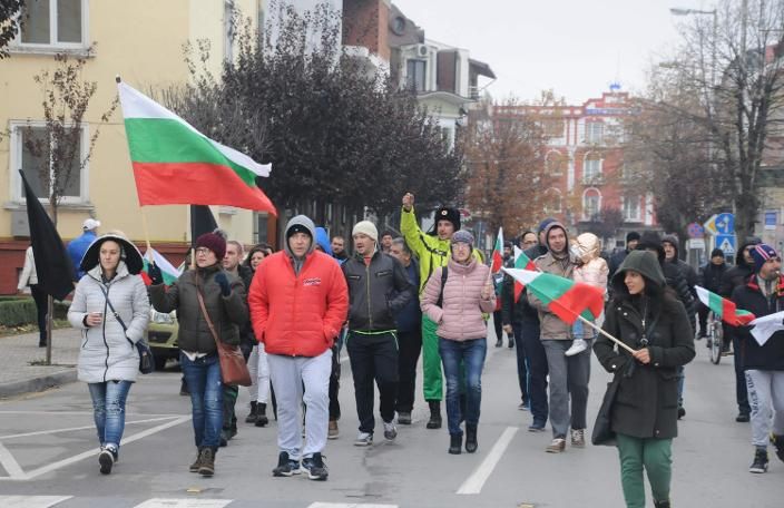 Bulgaristan ve Brüksel'de Bulgaristan'lılar 'hükümet istifa' sesleri ile hayat pahalılığını protesto ettiler.