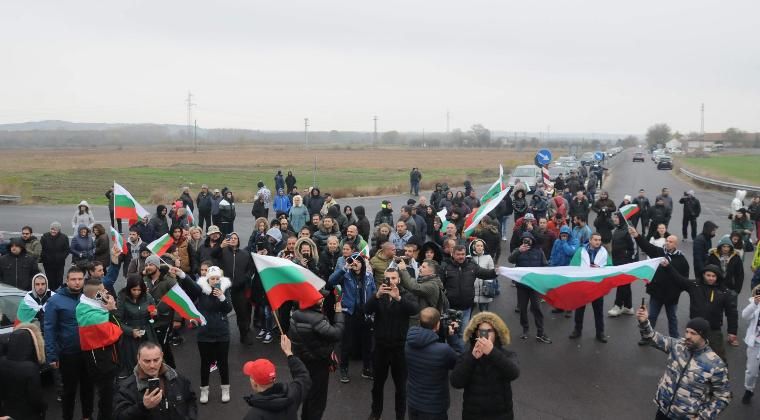 Bulgaristan ve Brüksel'de Bulgaristan'lılar 'hükümet istifa' sesleri ile hayat pahalılığını protesto ettiler.